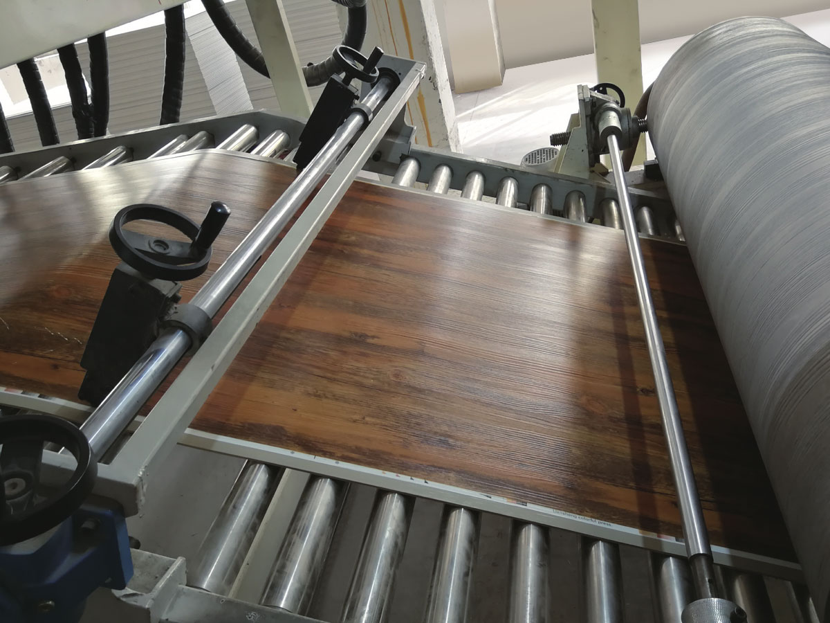 Linea di produzione di pavimenti in PVC/WPC/SPC